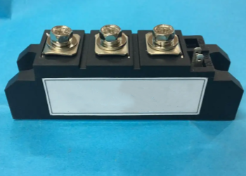 How does a single-phase thyristor-controlled rectifier perform power conversion?